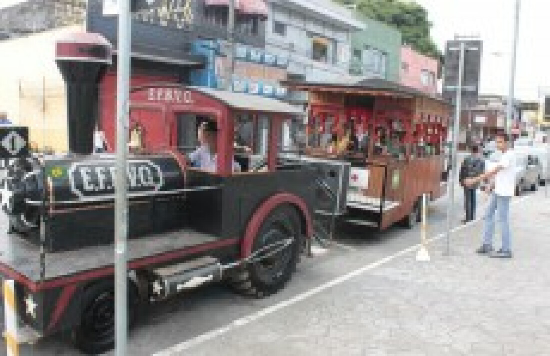 'Trenzinho' faz passeio pelo centro de Suzano