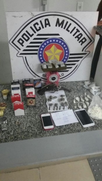 PM acha drogas, arma e objetos diversos em Mogi