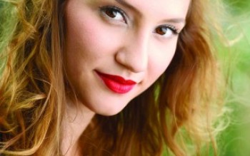 Lorena Comparato vive novas nuances na Globo