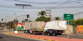 Itaquá instala primeiro semáforo movido a energia solar da região