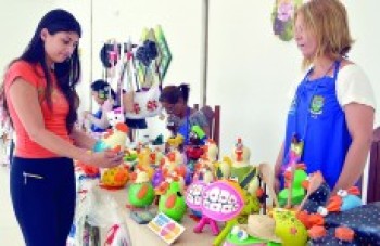 Artesanatos são opções de presente