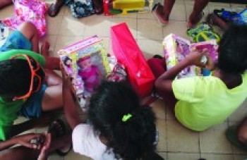 NGK doa material escolar, alimentos e brinquedos