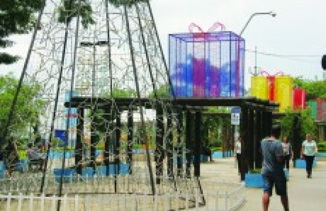 Decoração é finalizada na Praça da Bíblia