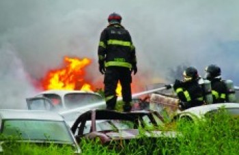Incêndio atinge cerca de cem veículos em pátio de Itaquá