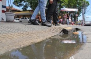 Água parada acumula em pleno centro