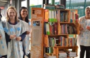 Mamãe Noel distribui livros na Estação Mogi das Cruzes da CPTM nesta terça
