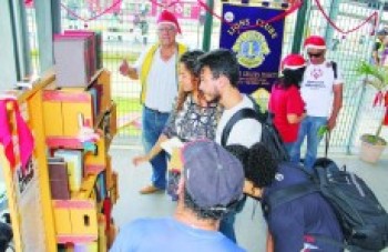 Lions Itapety distribui livros em estação da CPTM: