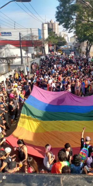 Parada do Orgulho LGBT reúne3 mil pessoas no centro de Suzano