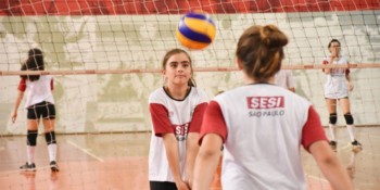 Programa Atleta do Futuro abre inscrições para aulas de futebol society e voleibol em Mogi das Cruzes