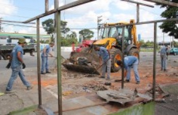 Prefeitura retira ambulantes do Parque Maria Helena