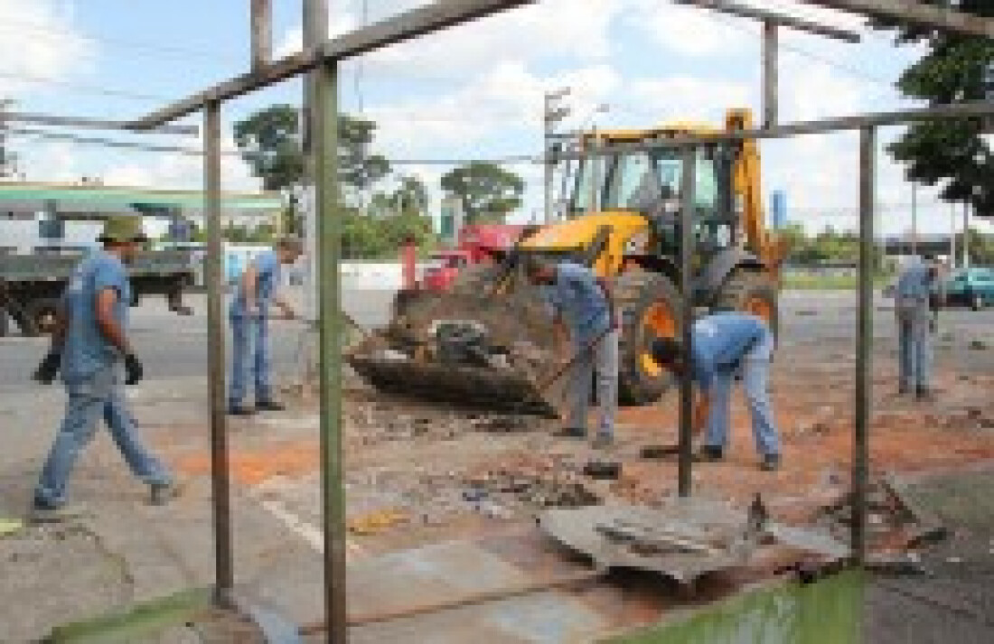 Prefeitura retira ambulantes do Parque Maria Helena