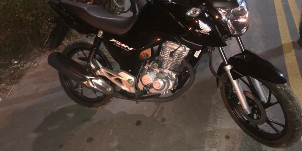 Romu localiza moto roubada em área de mata
