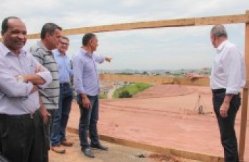 Prefeito vistoria início das obras de fundação da Fatec