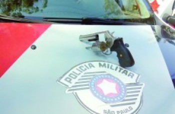 PM detém dois em moto e apreende arma