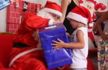 Natal de Sorrisos entrega brinquedos a crianças de creche no Jardim das Bandeiras