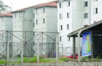 Golpistas colocam moradias de conjunto invadido à venda