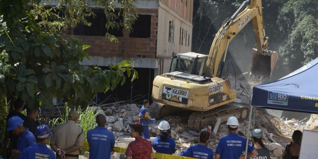 Prefeitura do Rio faz ação para demolir prédio na Muzema