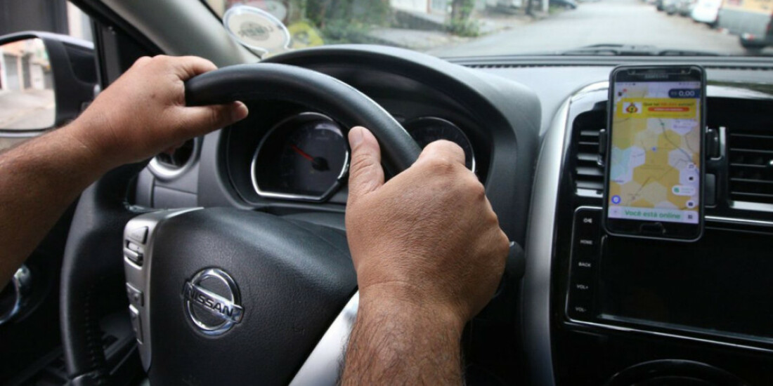 Motoristas de aplicativos, como Uber e 99, fazem greve em todo o país