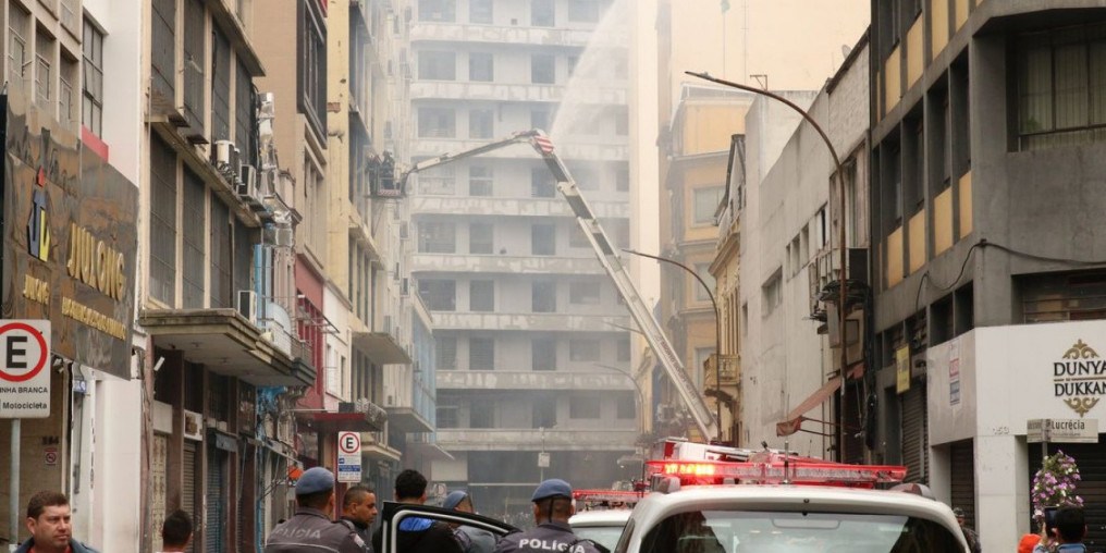 Começa limpeza em prédio incendiado da Rua 25 março