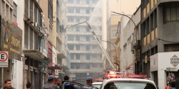 Começa limpeza em prédio incendiado da Rua 25 março