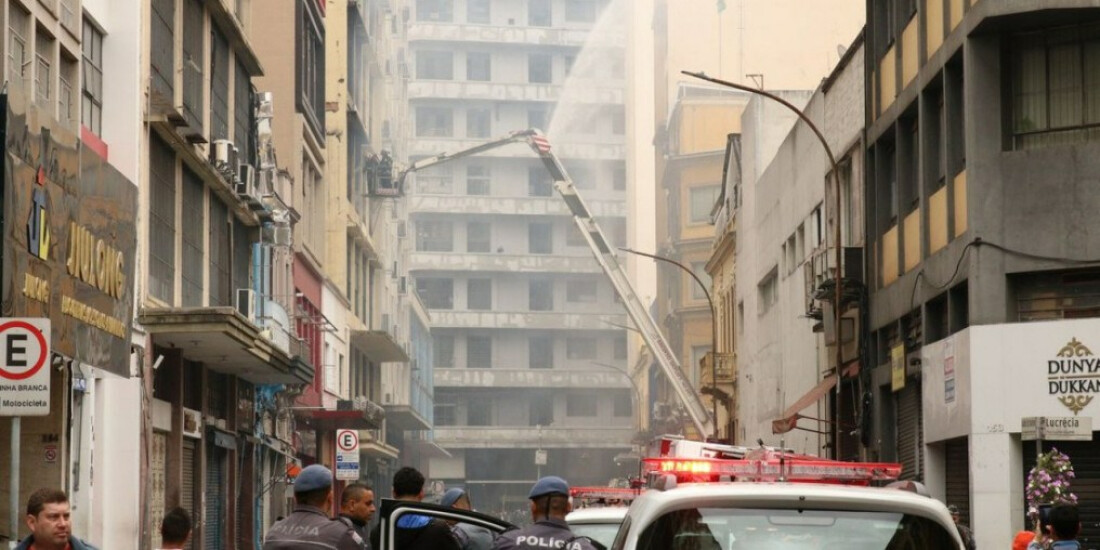 Começa limpeza em prédio incendiado da Rua 25 março