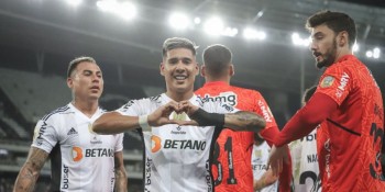 Atlético-MG vence Botafogo e lidera momentanemente o Brasileirão