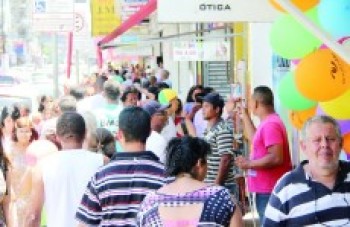 Consumidores aproveitam para fazer compras de Natal