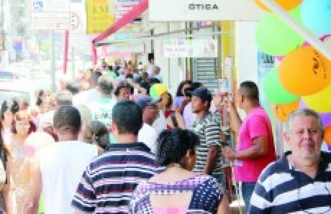 Consumidores vão às compras