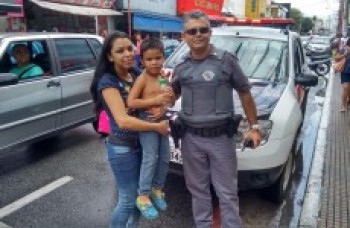 Policiais ajudam mãe a encontrar filho perdido