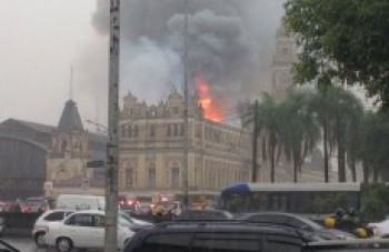 Incêndio atinge museu em SP e deixa uma pessoa morta