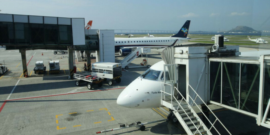 Balão atinge avião em abastecimento e por pouco não causa tragédia