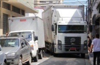 Caminhão fica "entalado" no centro: