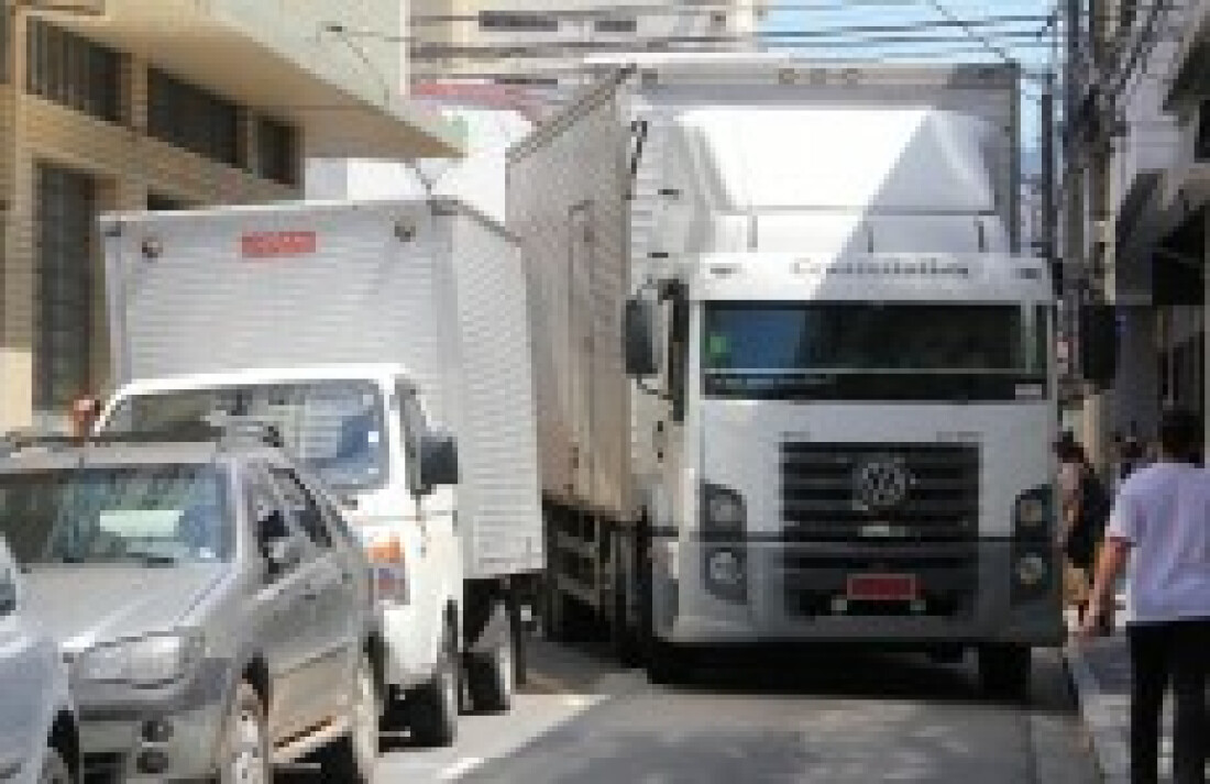 Caminhão fica "entalado" no centro: