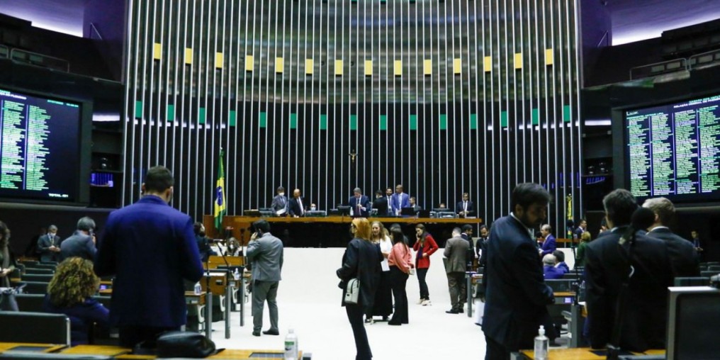 Câmara aprova em 1º turno PEC do piso salarial para enfermagem