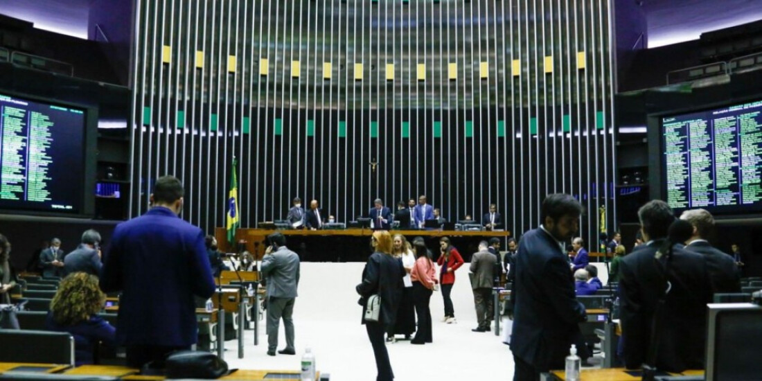 Câmara aprova em 1º turno PEC do piso salarial para enfermagem