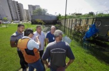 Córrego desviado alaga área de condomínio