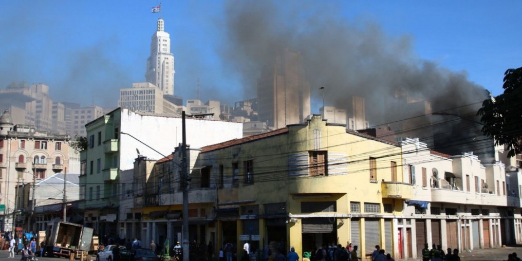 Já dura mais de 40 horas ação de bombeiros em incêndio no centro de SP