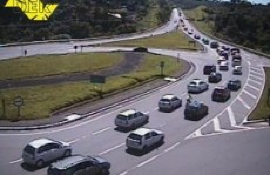 Rodovia Mogi-Bertioga tem trânsito lento em direção às praias