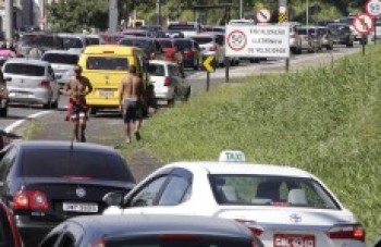 Motorista enfrenta trânsito parado para seguir ao litoral