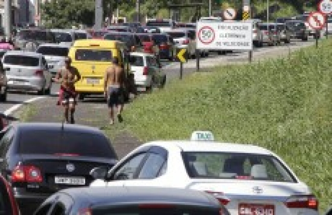 Motorista enfrenta trânsito parado para seguir ao litoral