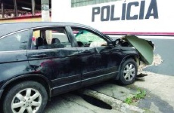 Veículo colide contra parede de batalhão da PM em Mogi: