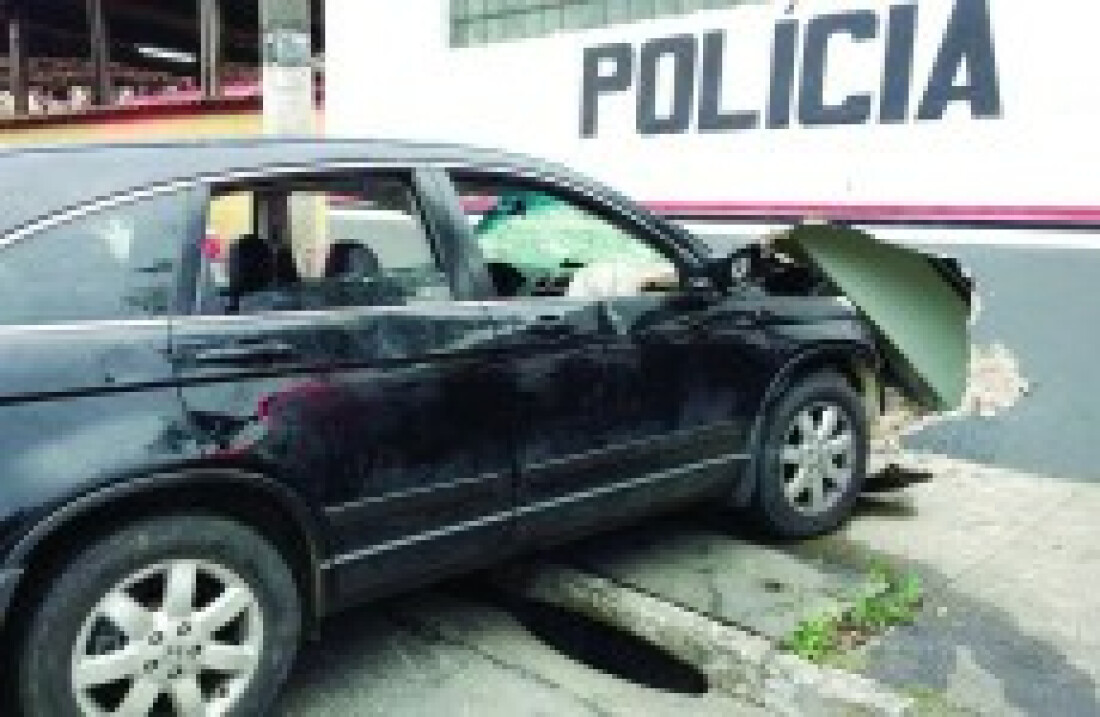 Veículo colide contra parede de batalhão da PM em Mogi: