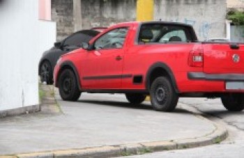 Carros parados em calçadas é cena comum nas ruas de Mogi