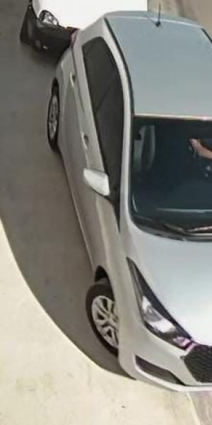 Câmera flagra assalto em ponto de ônibus