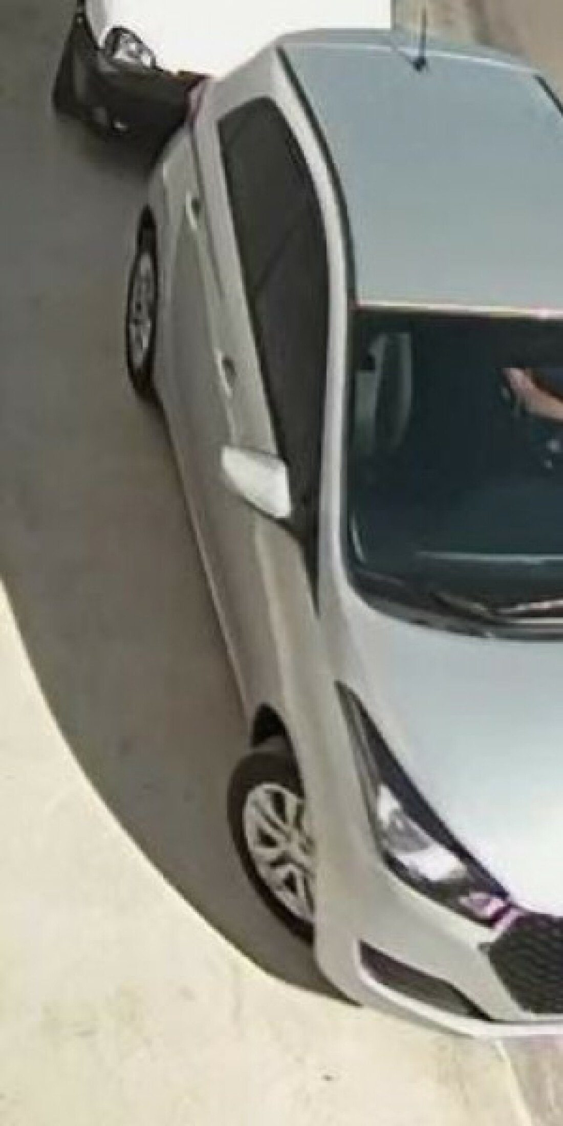 Câmera flagra assalto em ponto de ônibus