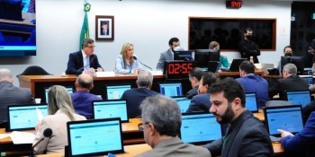 Comissão especial da Câmara aprova PEC que concede benefícios sociais