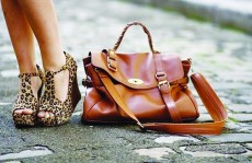 Combinar bolsas e sapatos valoriza look do dia a dia