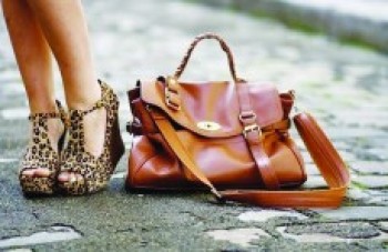 Combinar bolsas e sapatos valoriza look do dia a dia