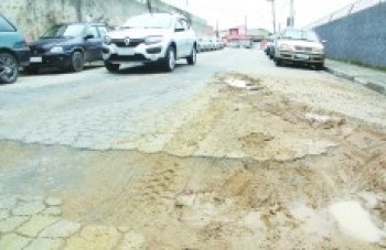 Valeta aberta é problema e risco na Vila Cintra, em Brás Cubas, Mogi