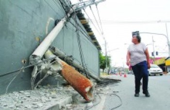 Veículo derruba postes em Brás Cubas